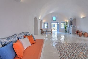 Luna Santorini Suites