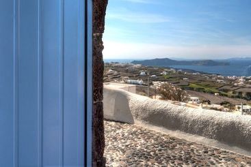 Luna Santorini Suites