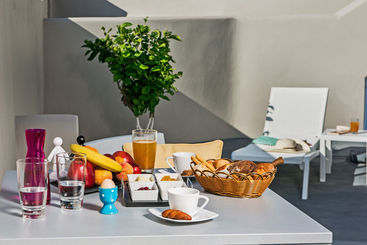 Luna Santorini Suites