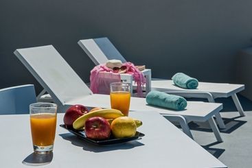Luna Santorini Suites