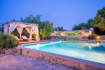 پانسیون Nono Ban Hotel & Villa
