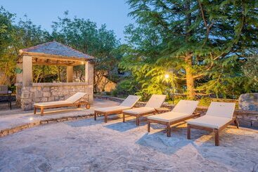 پانسیون Nono Ban Hotel & Villa