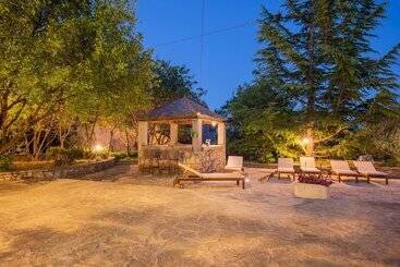 پانسیون Nono Ban Hotel & Villa