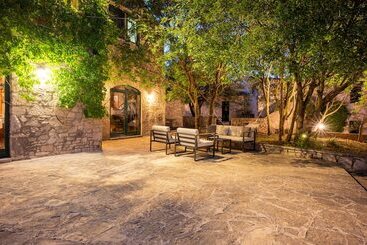 پانسیون Nono Ban Hotel & Villa
