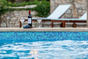 پانسیون Nono Ban Hotel & Villa
