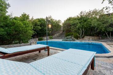 پانسیون Nono Ban Hotel & Villa