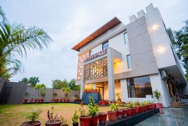هتل Lalit International   A Boutique