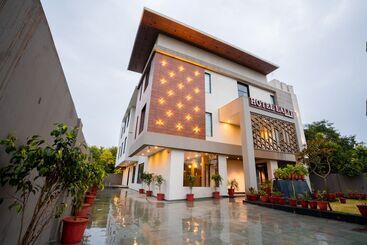هتل Lalit International   A Boutique