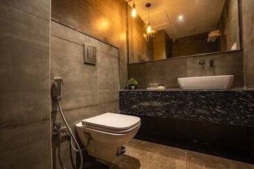 هتل Lalit International   A Boutique