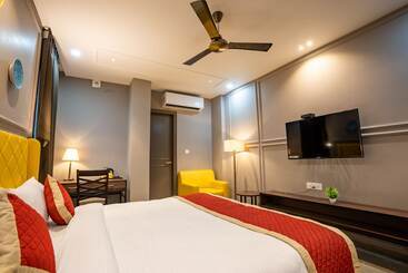 هتل Lalit International   A Boutique