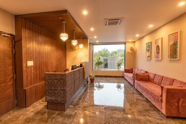 هتل Lalit International   A Boutique