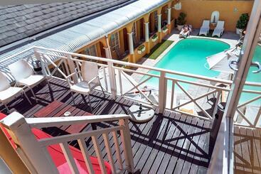 فندق صغير Ashanti Gardens Guesthouse