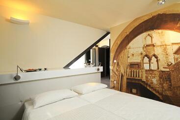 تختخواب و صبحانه La Porta Luxury Rooms