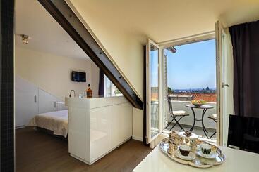 تختخواب و صبحانه La Porta Luxury Rooms