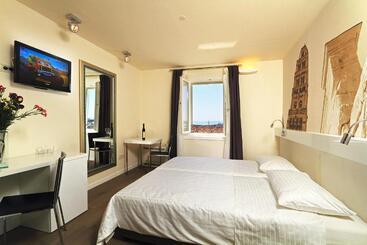 تختخواب و صبحانه La Porta Luxury Rooms