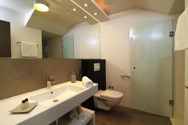 تختخواب و صبحانه La Porta Luxury Rooms