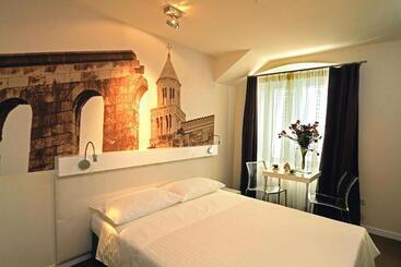 تختخواب و صبحانه La Porta Luxury Rooms