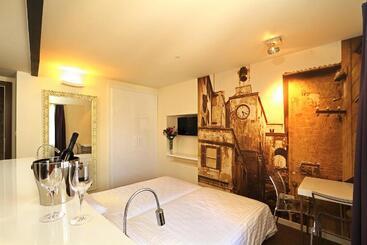 تختخواب و صبحانه La Porta Luxury Rooms