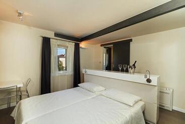تختخواب و صبحانه La Porta Luxury Rooms