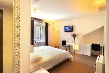 تختخواب و صبحانه La Porta Luxury Rooms