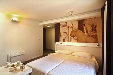 تختخواب و صبحانه La Porta Luxury Rooms
