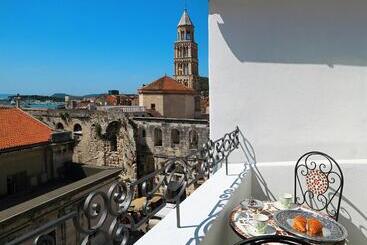 تختخواب و صبحانه La Porta Luxury Rooms