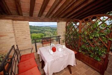 هتل Agriturismo Le Colombe Assisi