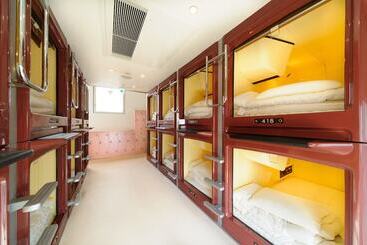 هتل کپسول Oak Hostel Cabin