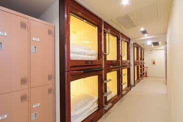 هتل کپسول Oak Hostel Cabin
