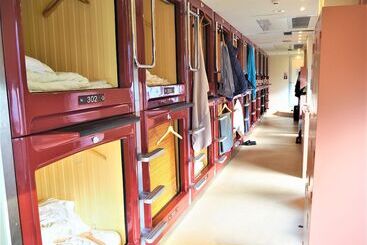 هتل کپسول Oak Hostel Cabin
