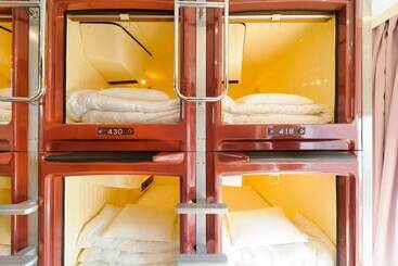 هتل کپسول Oak Hostel Cabin