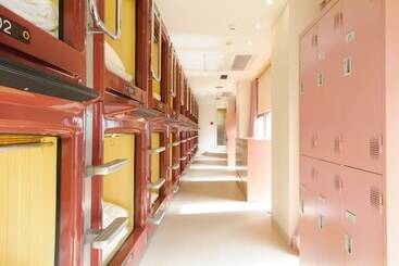 هتل کپسول Oak Hostel Cabin