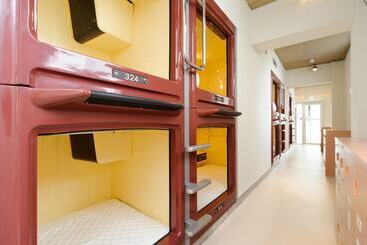 هتل کپسول Oak Hostel Cabin
