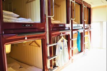 هتل کپسول Oak Hostel Cabin