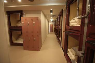 هتل کپسول Oak Hostel Cabin