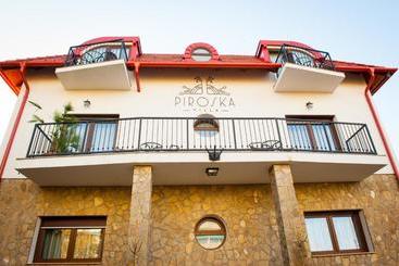 هتل Piroska Villa