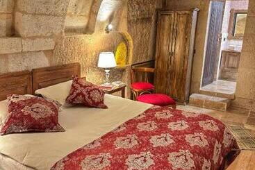 هتل Takaev Cave House
