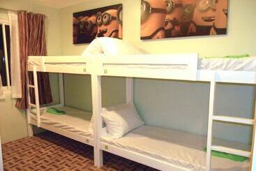 Tr3ats Guest House Bohol Hostel