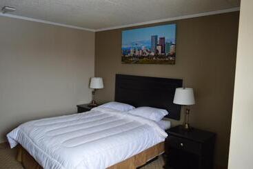 هتل Airport Traveller S Inn