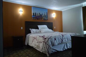 هتل Airport Traveller S Inn
