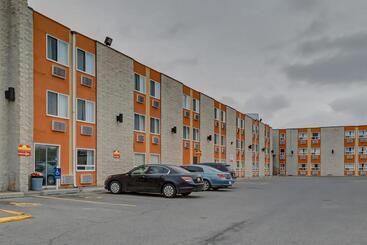 هتل Airport Traveller S Inn