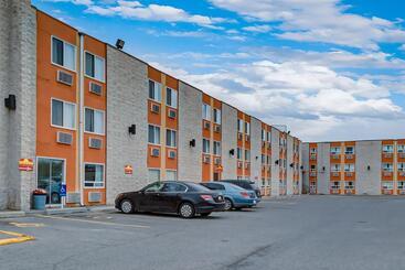 هتل Airport Traveller S Inn