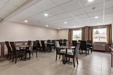 هتل Airport Traveller S Inn