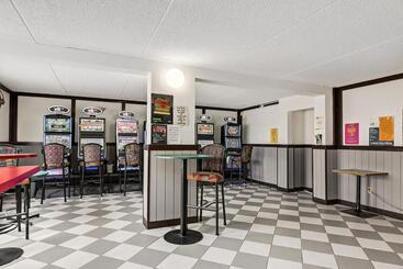 هتل Airport Traveller S Inn