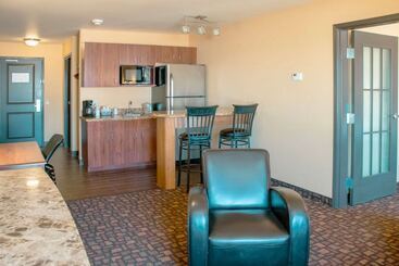 هتل Grand Forks Lodge And Suites
