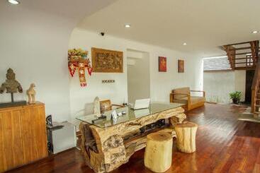 استراحتگاه Delu Villas & Suite