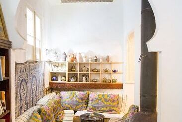 تختخواب و صبحانه Bayt Alice Hostel