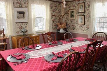 تختخواب و صبحانه The Nutmeg Inn