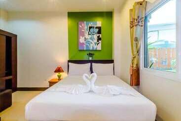 هتل Baan Yuyen Karon Guesthouse