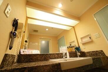 هتل Fine Garden Toyonaka Osaka Interntl Airport - Adults Only